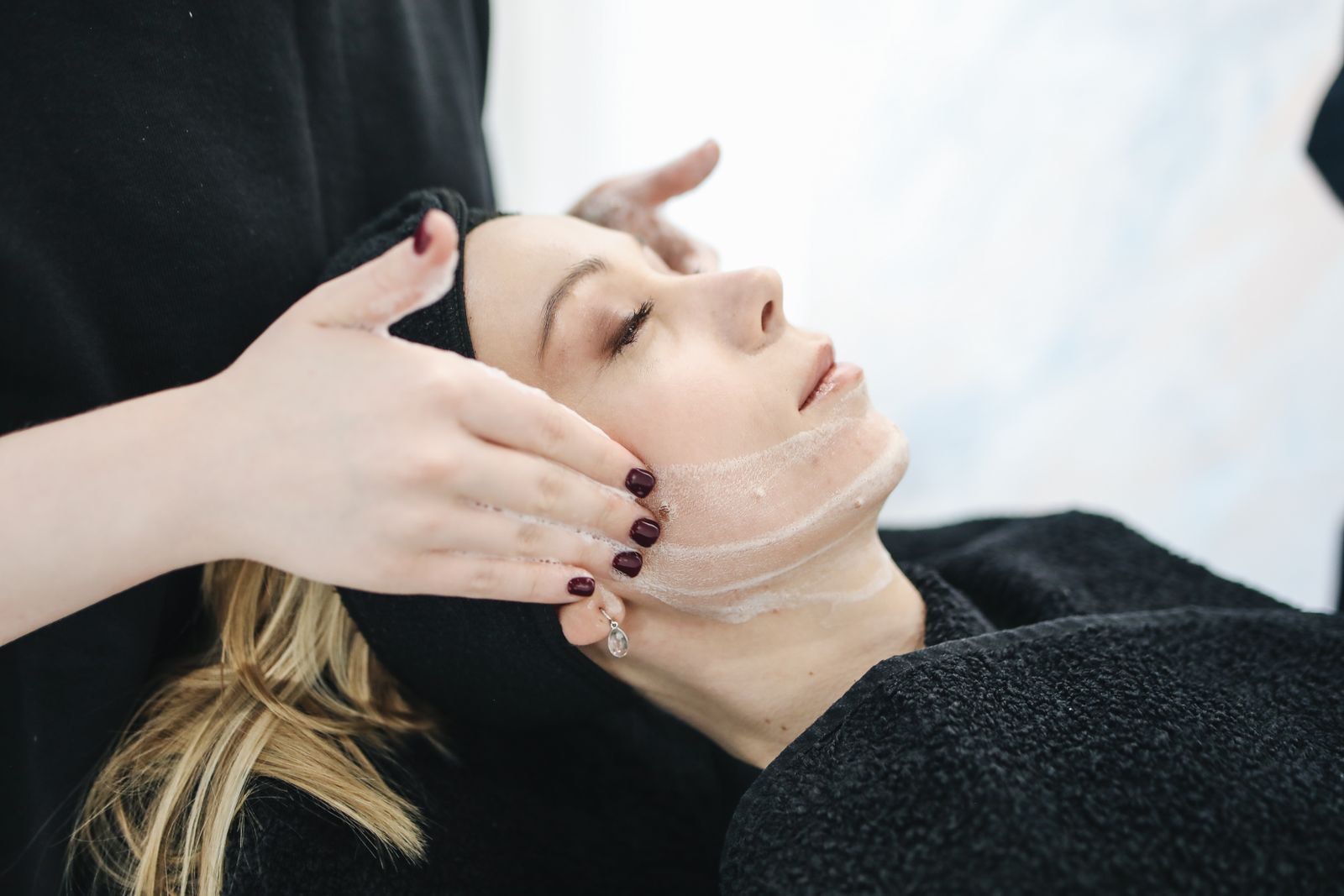 Aplicação de máscara facial em cliente, procedimento de estética