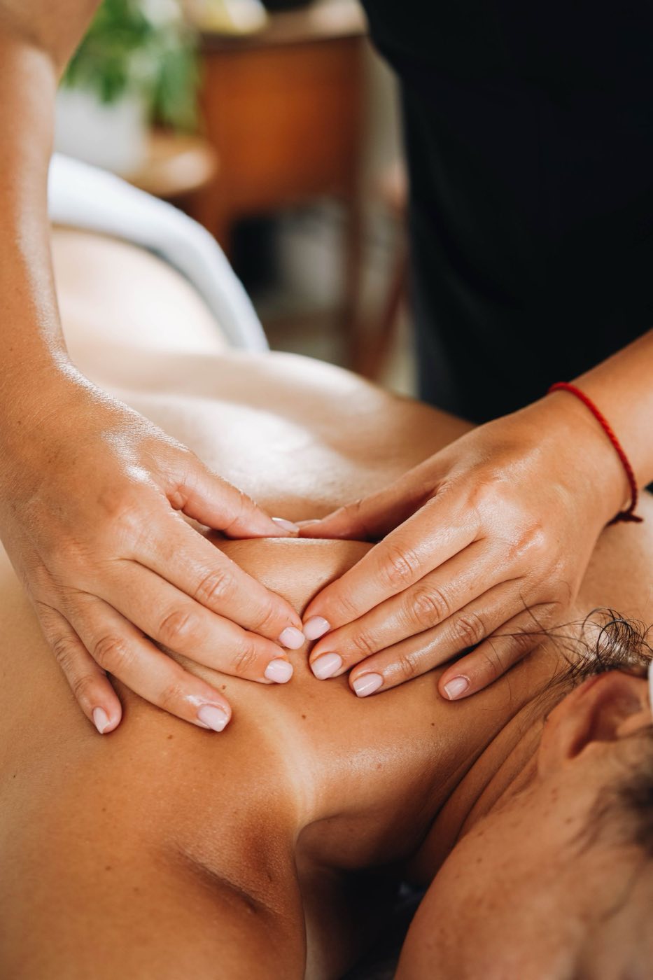 Massagem corporal relaxante em ambiente de estética